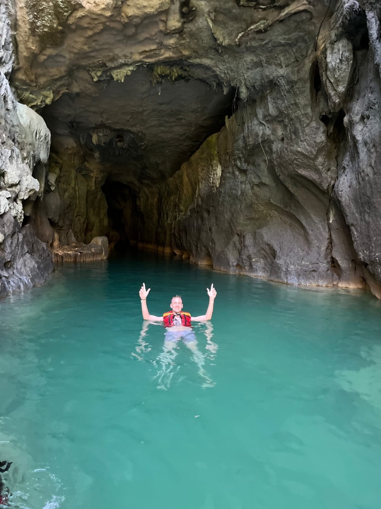 Wisatawan berenang di dalam lorong gua karst alami Citumang