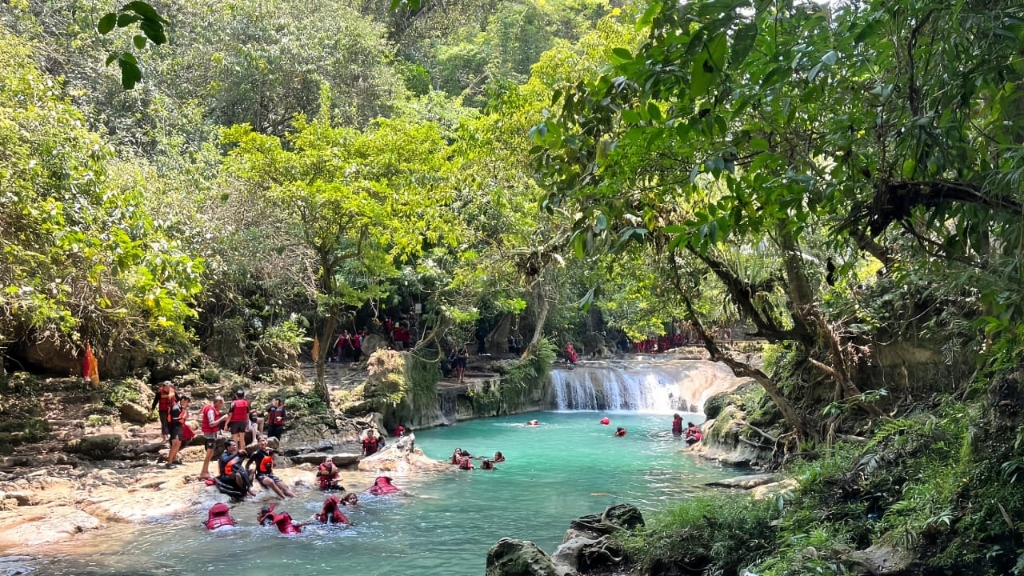 Aliran sungai toska dan air terjun alami di Citumang Pangandaran